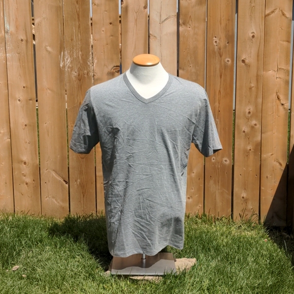 Basic v-neck t-shirt - Picture 1 of 3